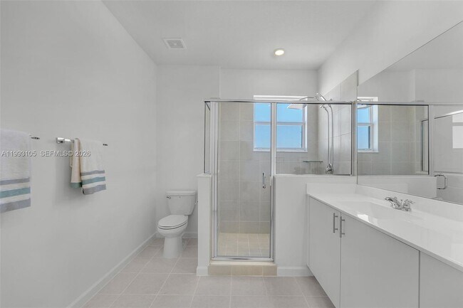 Building Photo - 2425 SE 28th Dr