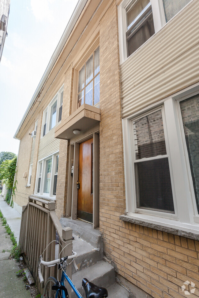 Building Photo - 6427 N Hermitage Ave