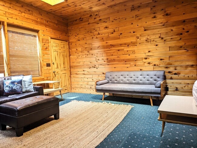 Building Photo - Four Bedroom Neenah House