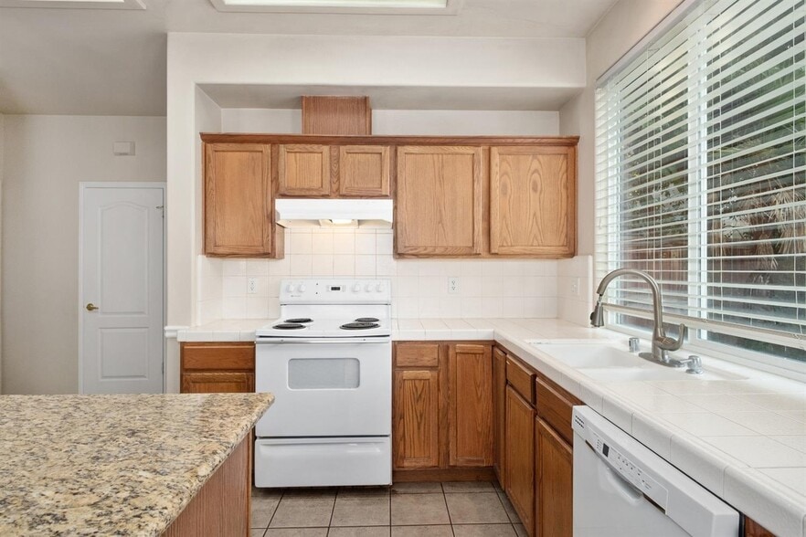 Building Photo - 68 W Bordeaux Ln