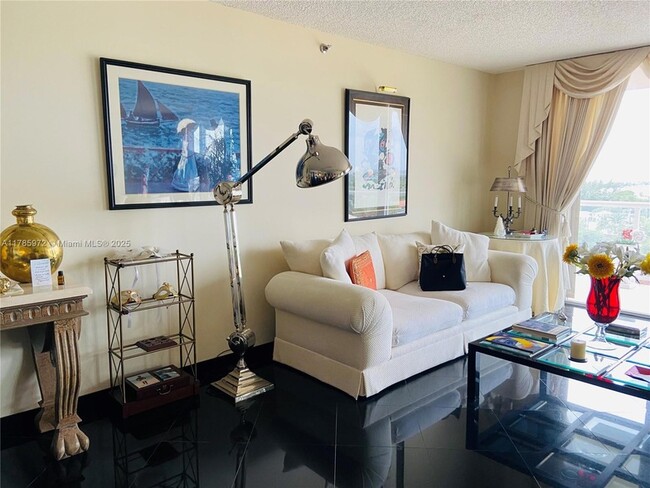 Primary Photo - 8855 Collins Ave