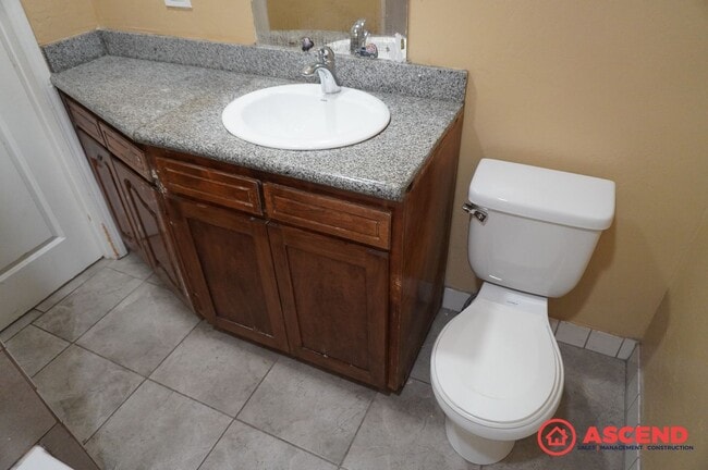 Building Photo - Charming 2 Bed / 1 Bath in 93305 – Pet-Friendly with Pest Control Included!