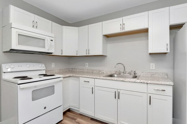 Building Photo - Beautifully Updated 3/2 in Bradenton — Up to One Month Free!