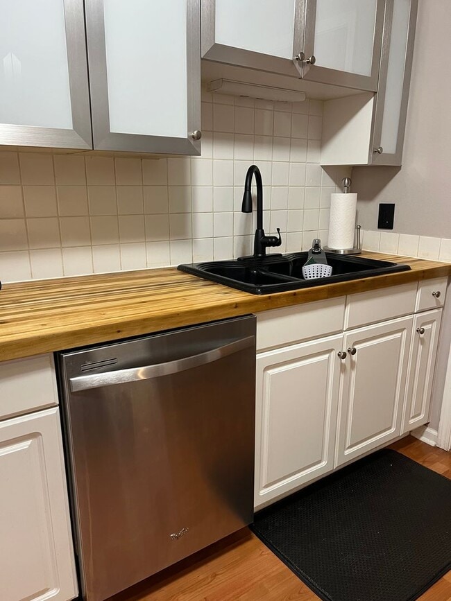 Building Photo - First Floor Condo at Bridgepointe - Beauti...