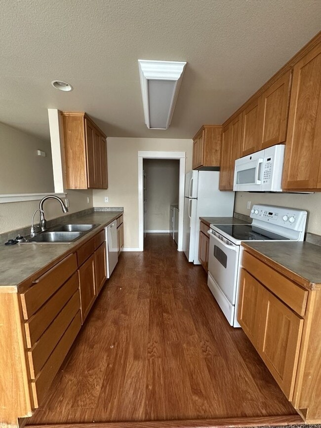 Building Photo - 2 Bedroom 2 Bath Townhouse in Ashland