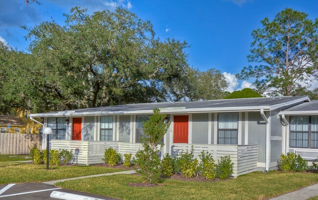 Clean & Quiet Community - Live Oak Apartments