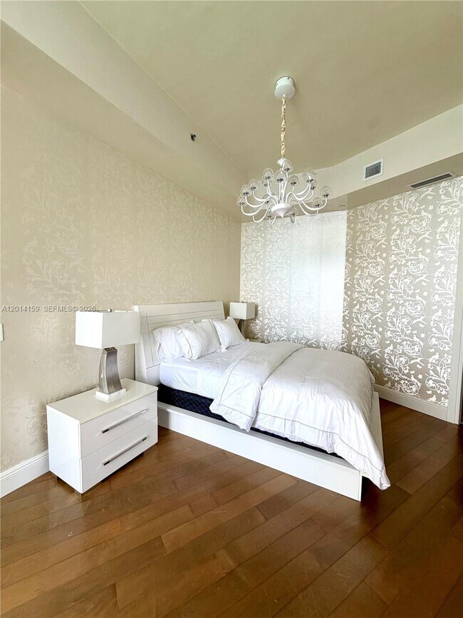 Building Photo - 15901 Collins Ave
