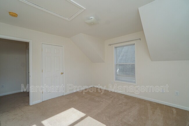 Building Photo - 335 Woodlark St