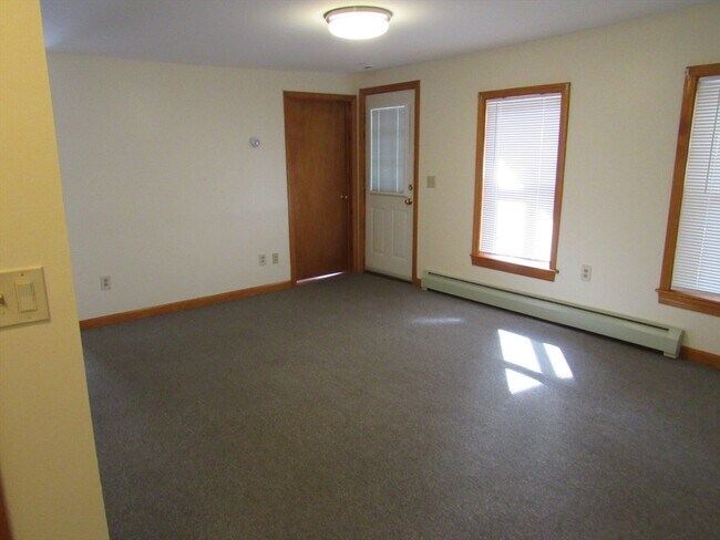 Building Photo - 390 Pleasant St