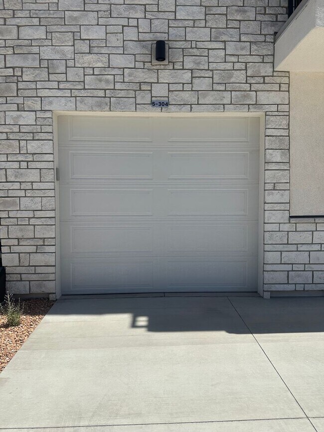 Building Photo - Luxury 3 bedroom Condo in Desert Color!