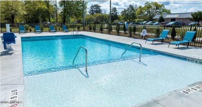 Building Photo - Special Offer! 18 month lease $1,375.00!!