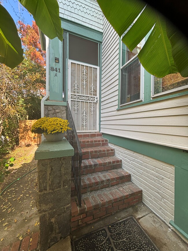 Building Photo - 841 Vedado Way NE