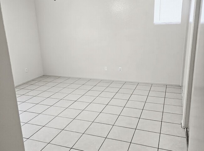 Building Photo - 13987 El Cajon Dr