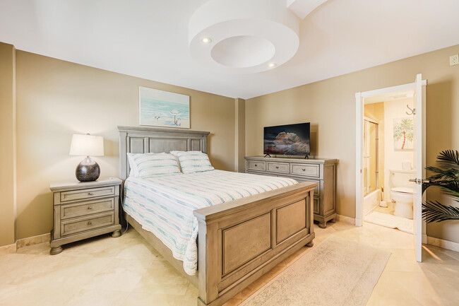 Building Photo - 1161 Hillsboro Mile