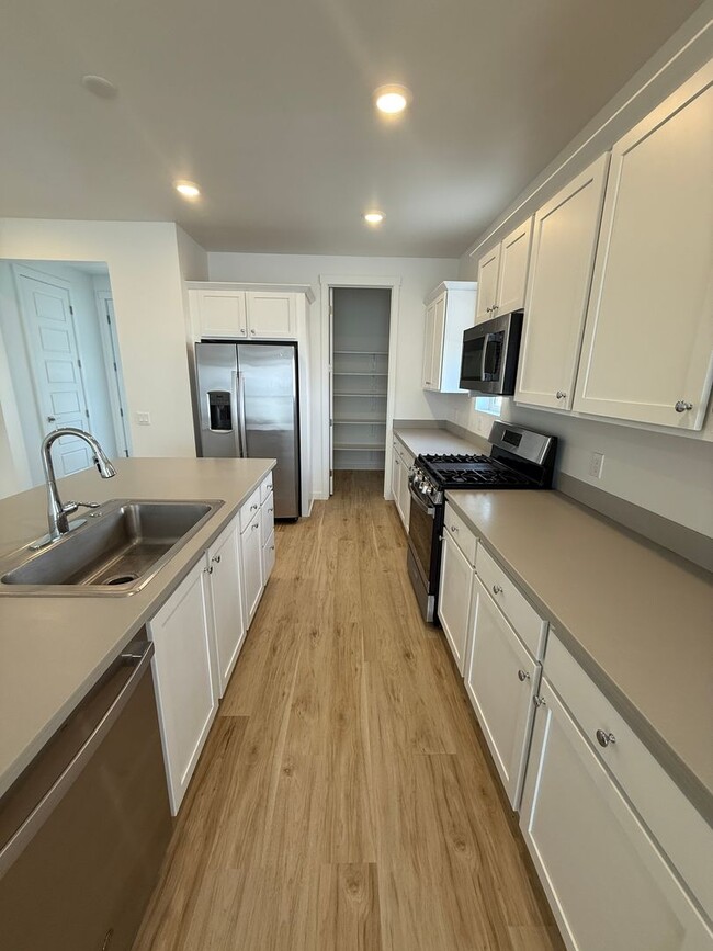 Building Photo - Pet Friendly 3 Bed 2.5 Bath Single Family ...