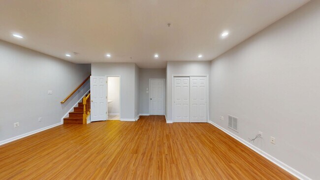 Building Photo - Updated Three Bedroom Home W/Full Sized Kitchen, Parking, Back Deck, & 2,640 Square Feet!