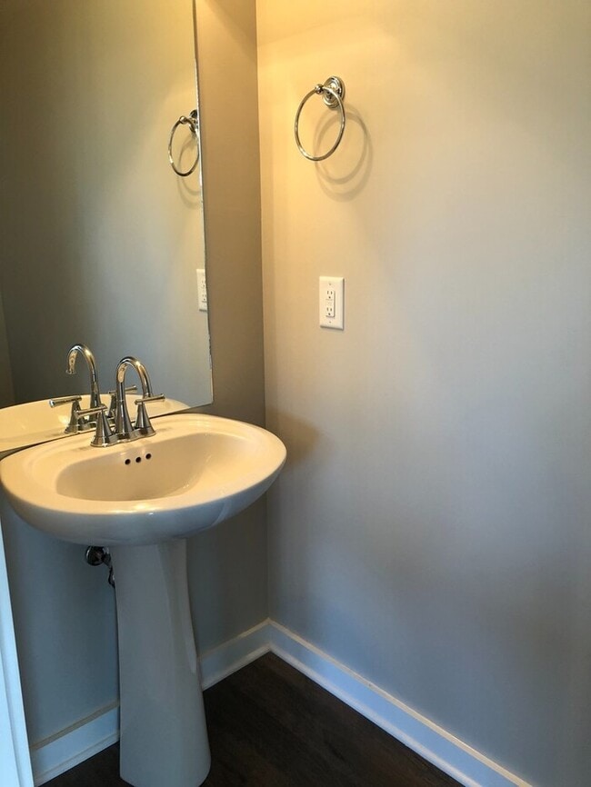 Building Photo - 2348 Zermatt Ave