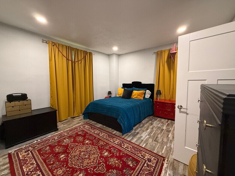 Building Photo - 5651 Bramble Ave