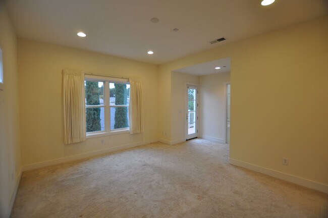 Building Photo - Luxury Craftsman Style Home in quiet San M...