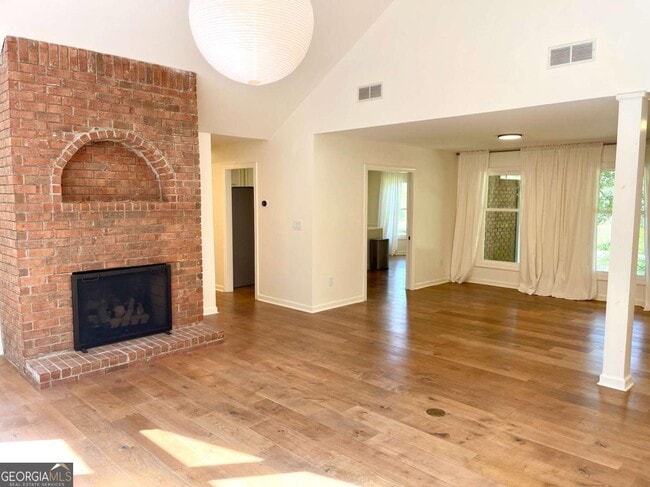 Building Photo - 160 Farm Ln