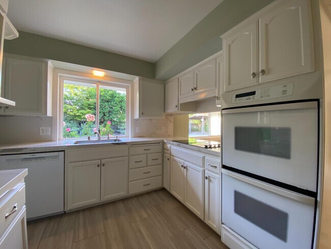 Building Photo - 1217 W Tenaya Way