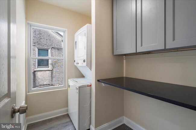 Building Photo - 451 King St