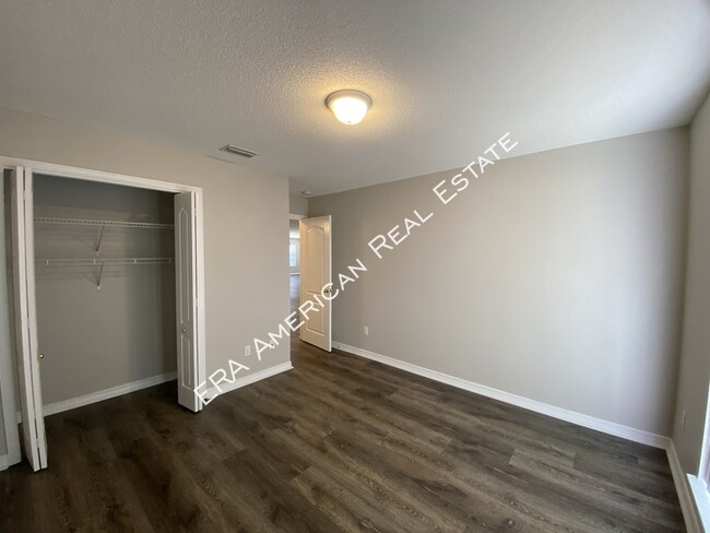 Building Photo - 2110 Bahama Dr