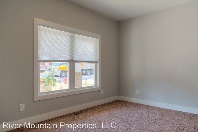Building Photo - 4 br, 4.5 bath House - 206 Uptown Trail