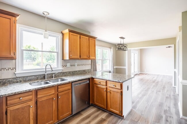 Building Photo - Large 4 Bedroom, 2.5 Bathroom Home in Mech...