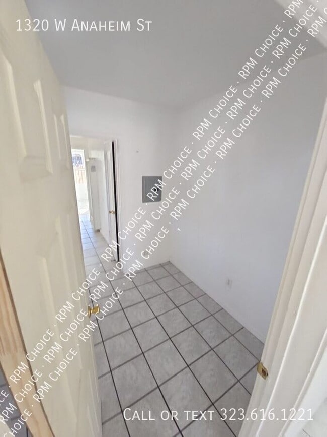 Building Photo - 1320 W Anaheim St