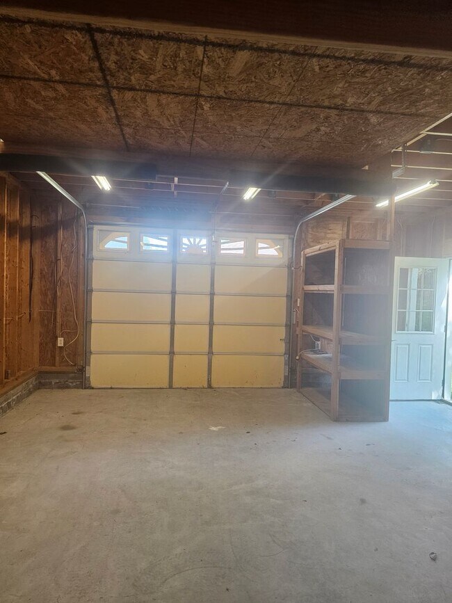Building Photo - 1068 Sharon Dr