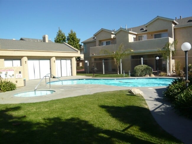 Building Photo - Updated End Unit 3 Bedroom Townhome