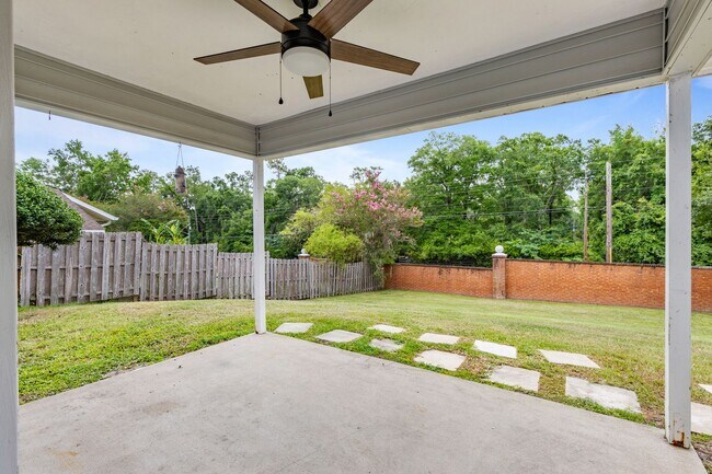 Building Photo - 3 Bedroom, 2 Bath Home in Broadmoor