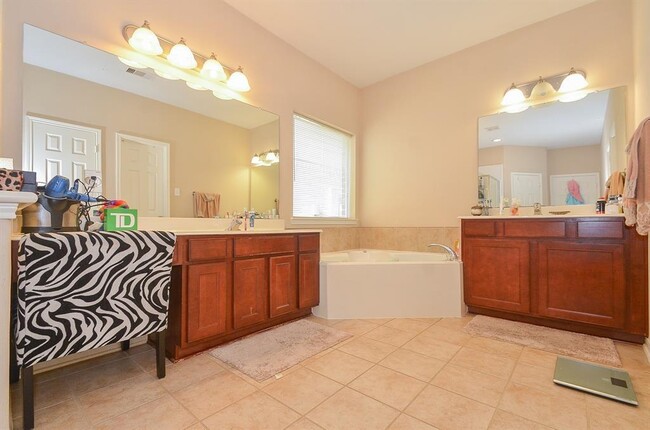Building Photo - 6134 Vadini Shores Ln