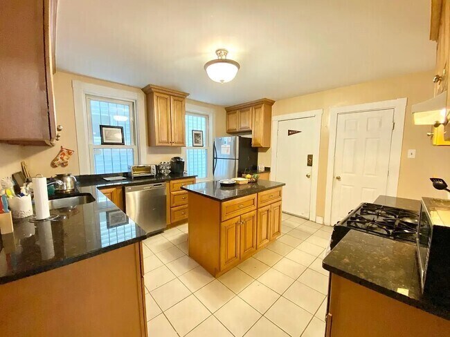 Building Photo - 10 Eldora St