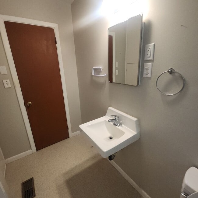 Building Photo - Small 2 Bedroom, 1 Bath House FOR RENT in ...