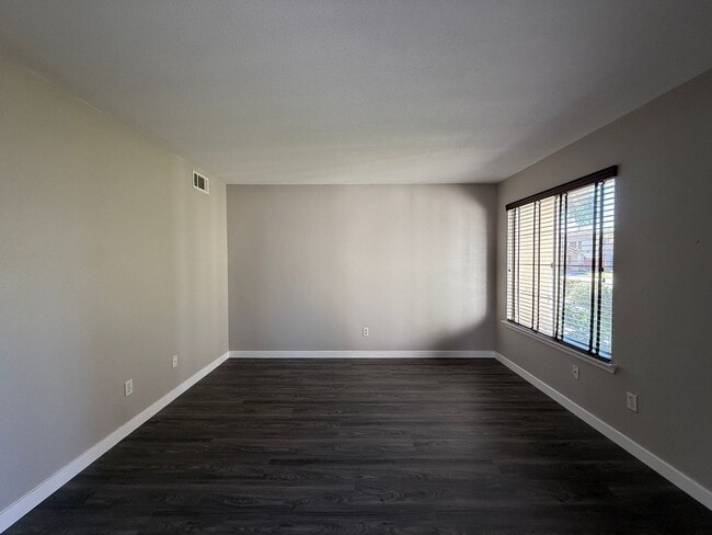 Building Photo - Beautiful River Oaks Large Two Story Home With Three Car Garage