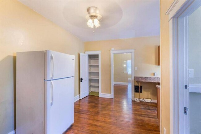 Building Photo - 3300 Miami St
