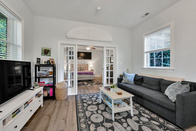 Building Photo - A rare estate-style rental in Thoroughgood