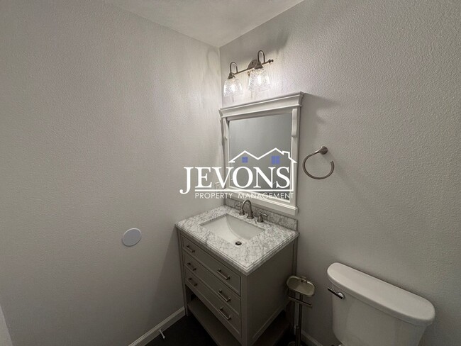 Building Photo - $500 Rent Credit - Charming 4-bedroom home with laundry and full kitchen, located near WA-17 and ...