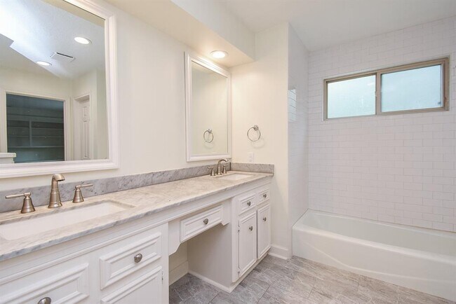 Building Photo - 807 Herdsman Dr