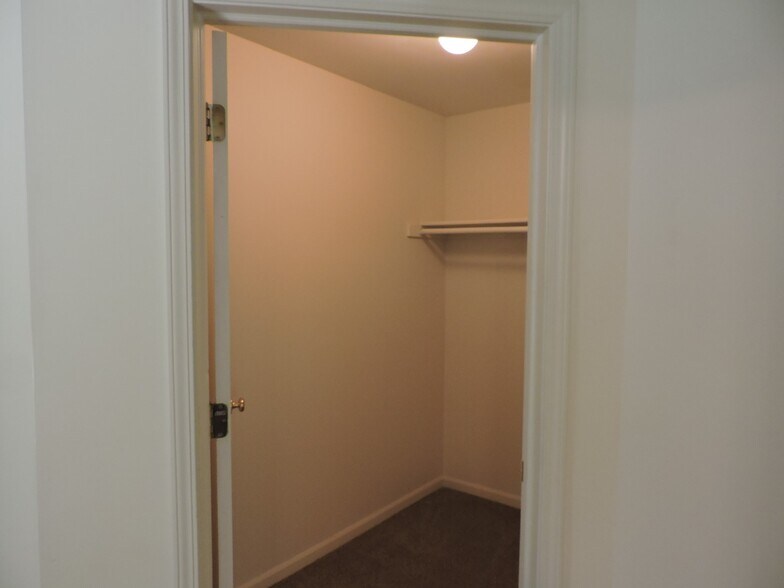 Building Photo - 668 Olde English Cir