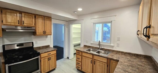 Building Photo - 409 Plymouth Ave