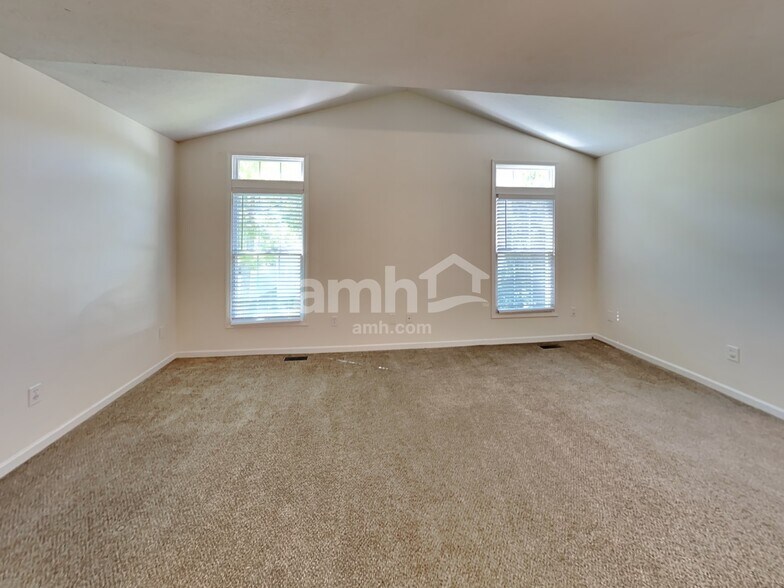 Building Photo - 1961 Creekview Dr