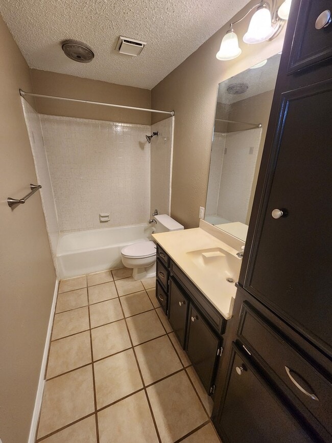 Building Photo - 2 bed 2 bath, 2 car garage