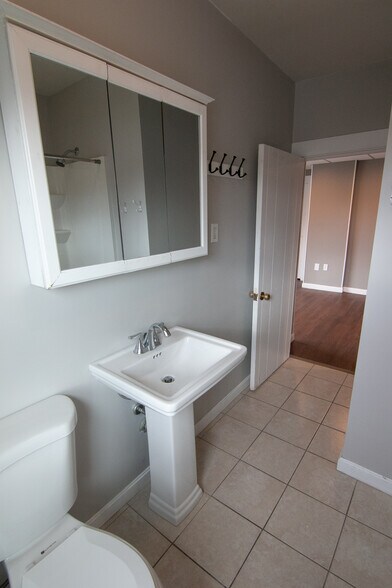 Building Photo - 118 Vine St