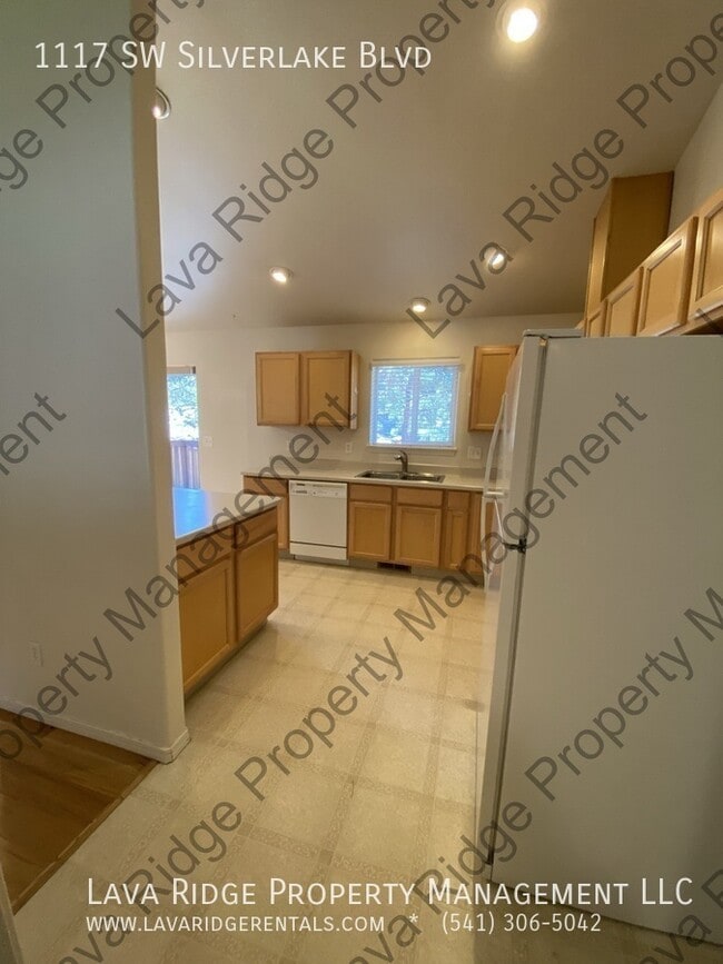 Building Photo - 1117 SW Silver Lake Blvd