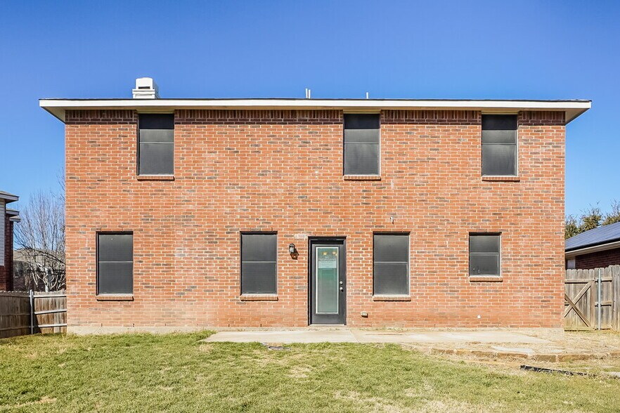 Building Photo - 1808 Lariat Dr