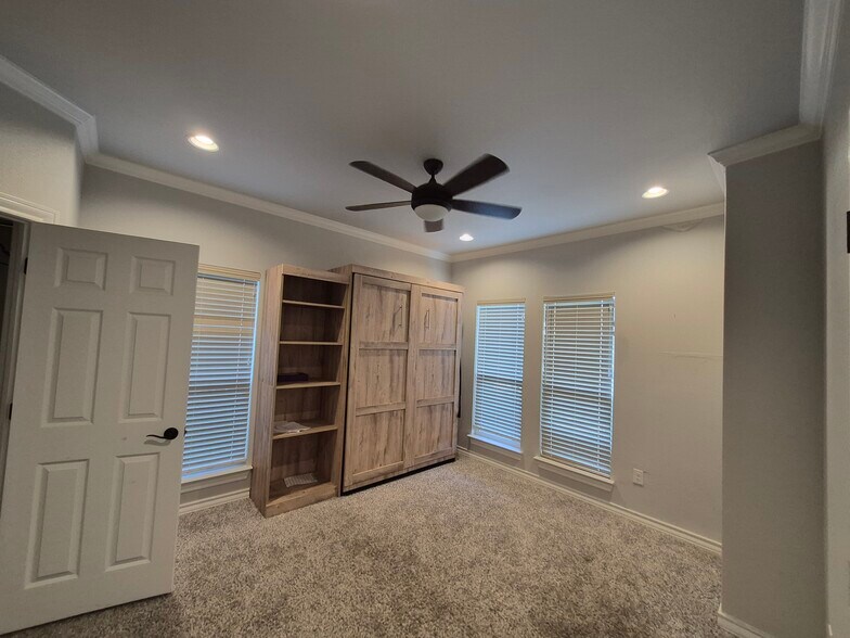 Guest Bdrm w/Murphy Bed - 7034 Comanche Star