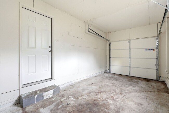 Building Photo - Don't Miss Out on This Charming 3 Bed, 1 Bath Home in South Kansas City!